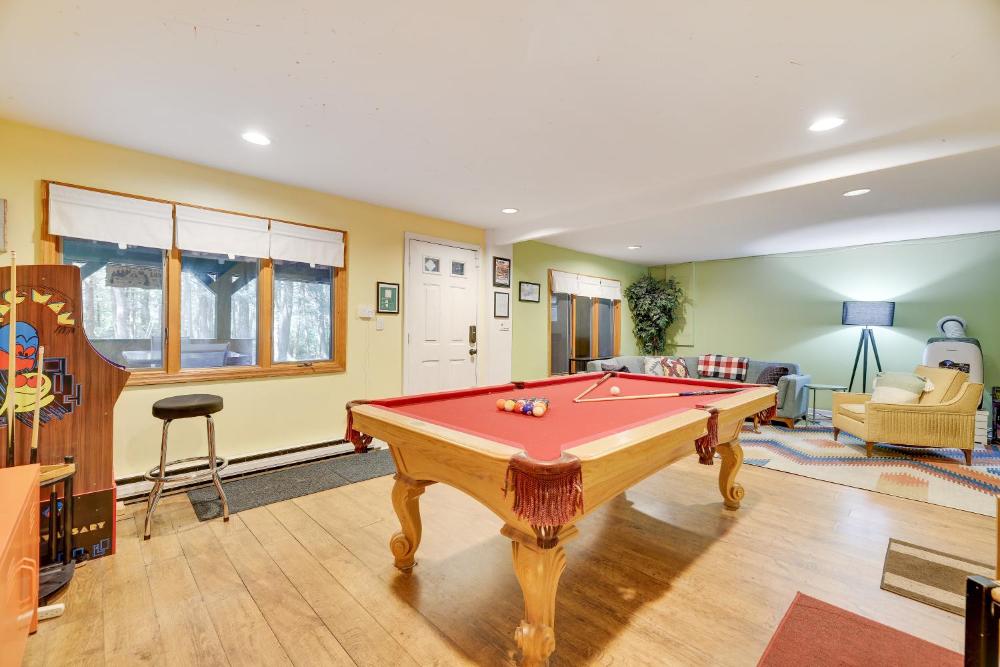 ⛰⛵️⛱Mt. Maplewood Lodge❤️Seasonal Specials ☆Poconos☆Cabin☆Hot⛷Tub☆Game Room☆